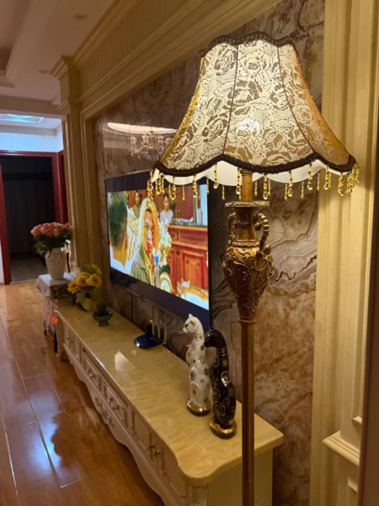 Lampadaire LED Camille en résine de luxe européenne au design rétro