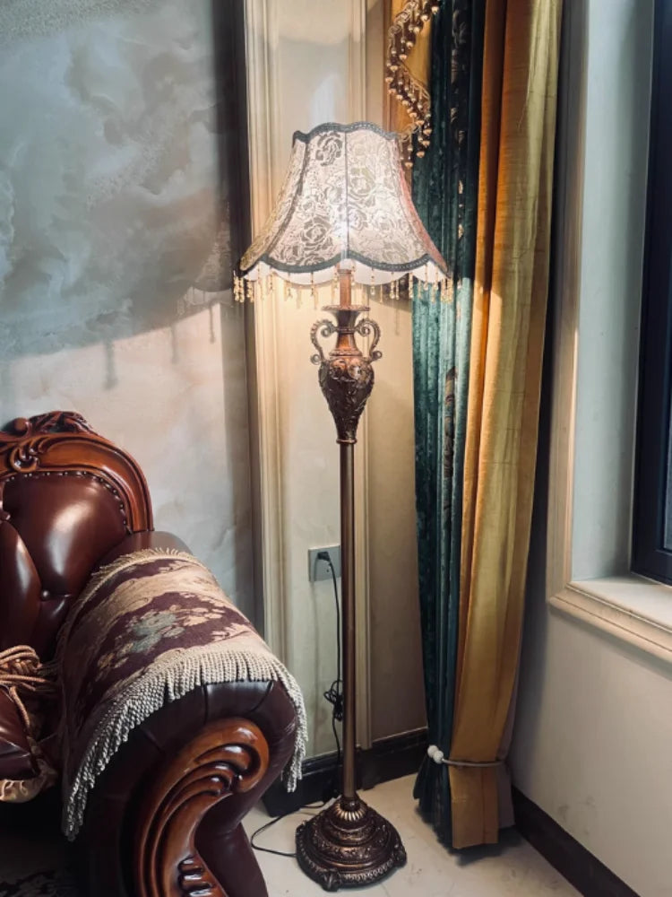 Lampadaire LED Camille en résine de luxe européenne au design rétro
