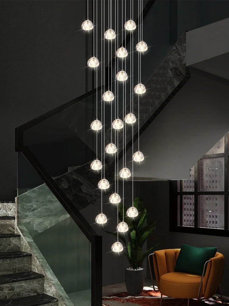 Lustre d'escalier en spirale en cristal Séraphine pour intérieurs de lofts de luxe