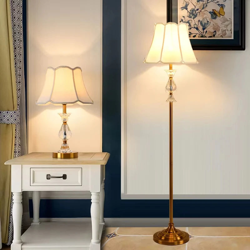 Lampadaire d'angle de canapé Camille rétro en cuivre avec cristaux et LED