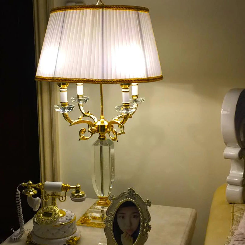 Lampe de table LED de luxe en cristal avec abat-jour en tissu pour chambre à coucher et salon