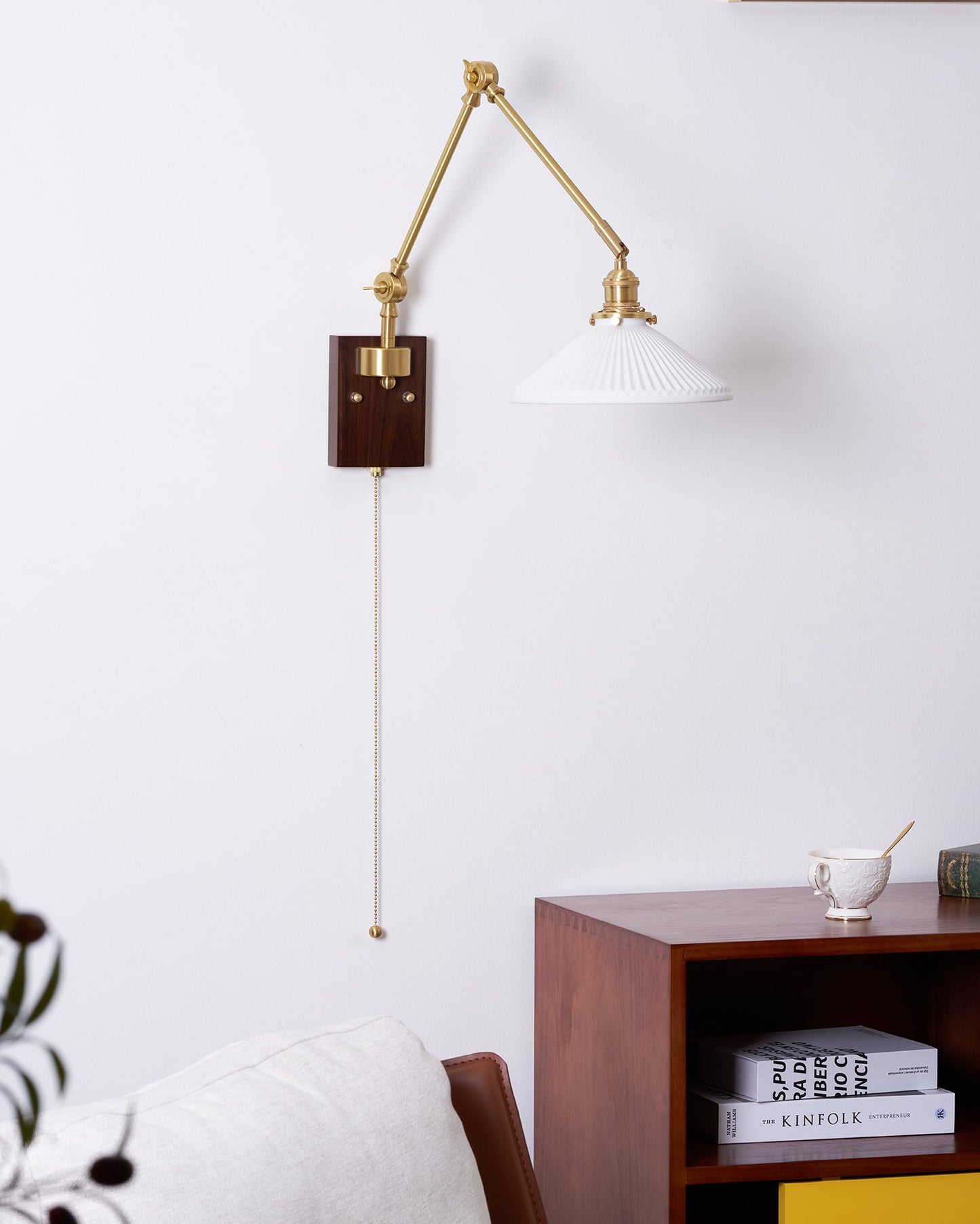 Applique murale Émilie avec bras articulé et base en laiton et bois