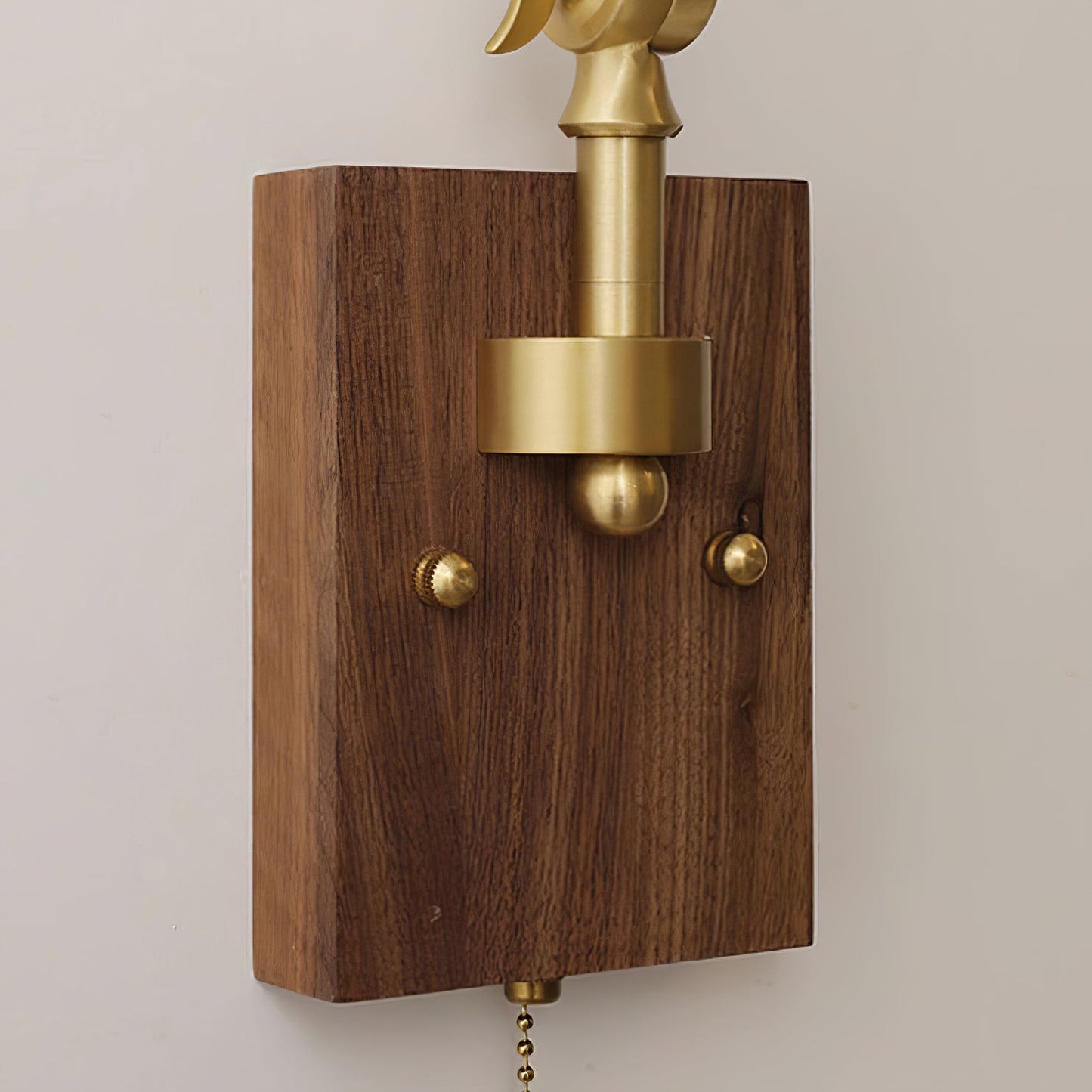 Applique murale Émilie avec bras articulé et base en laiton et bois