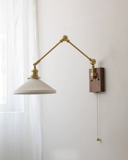 Applique murale Émilie avec bras articulé et base en laiton et bois