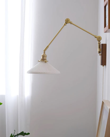 Applique murale Émilie avec bras articulé et base en laiton et bois