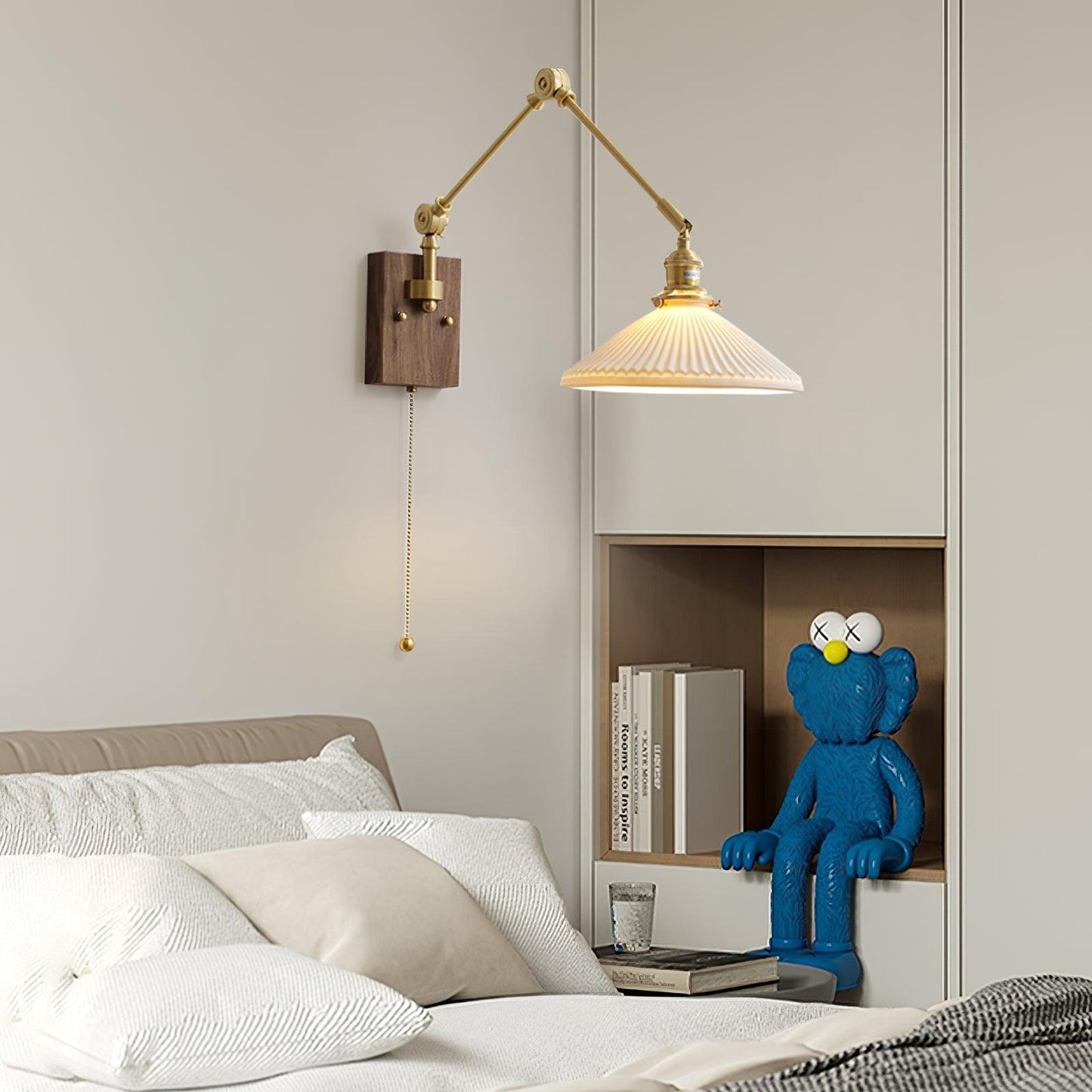 Applique murale Émilie avec bras articulé et base en laiton et bois