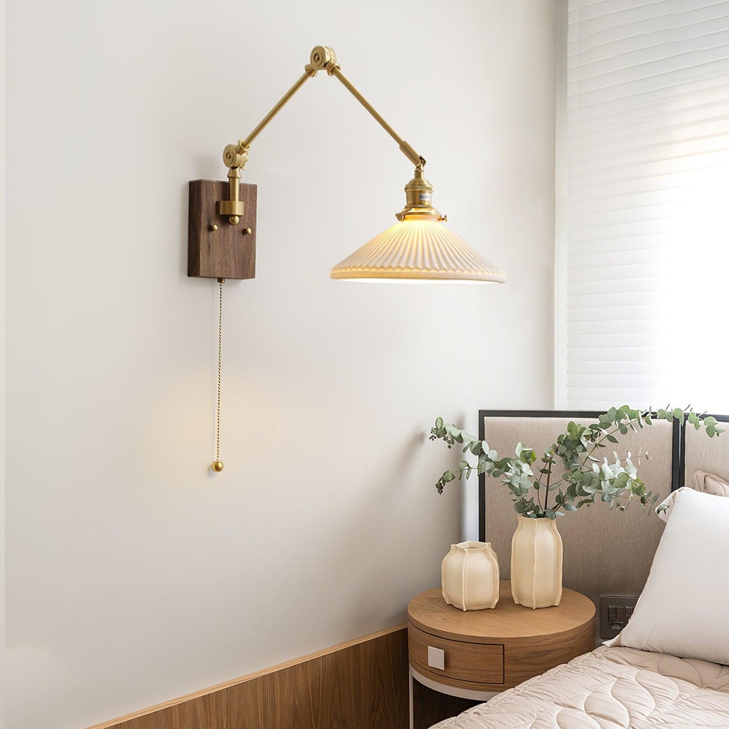 Applique murale Émilie avec bras articulé et base en laiton et bois