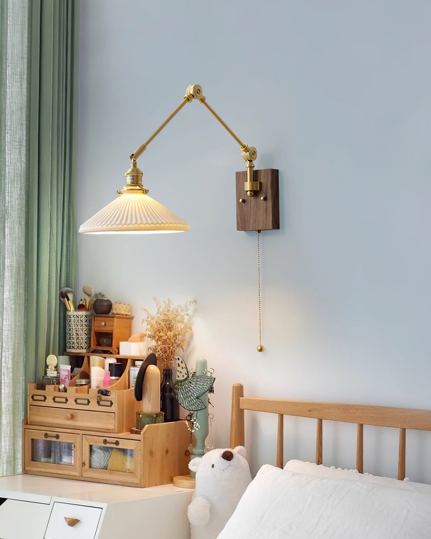 Applique murale Émilie avec bras articulé et base en laiton et bois