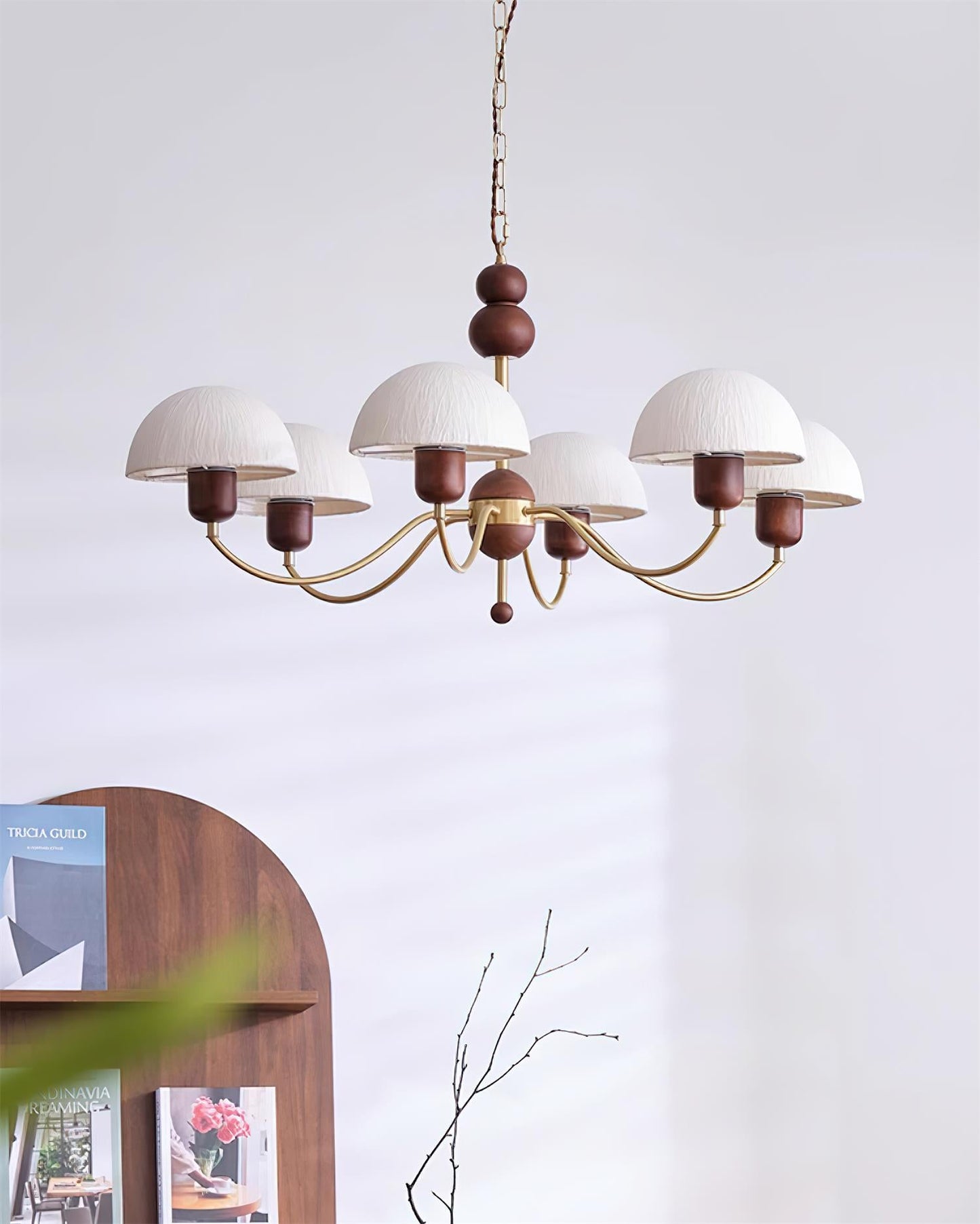 Manon Chandelier, perles en bois avec bras en métal incurvés et abat-jour doux