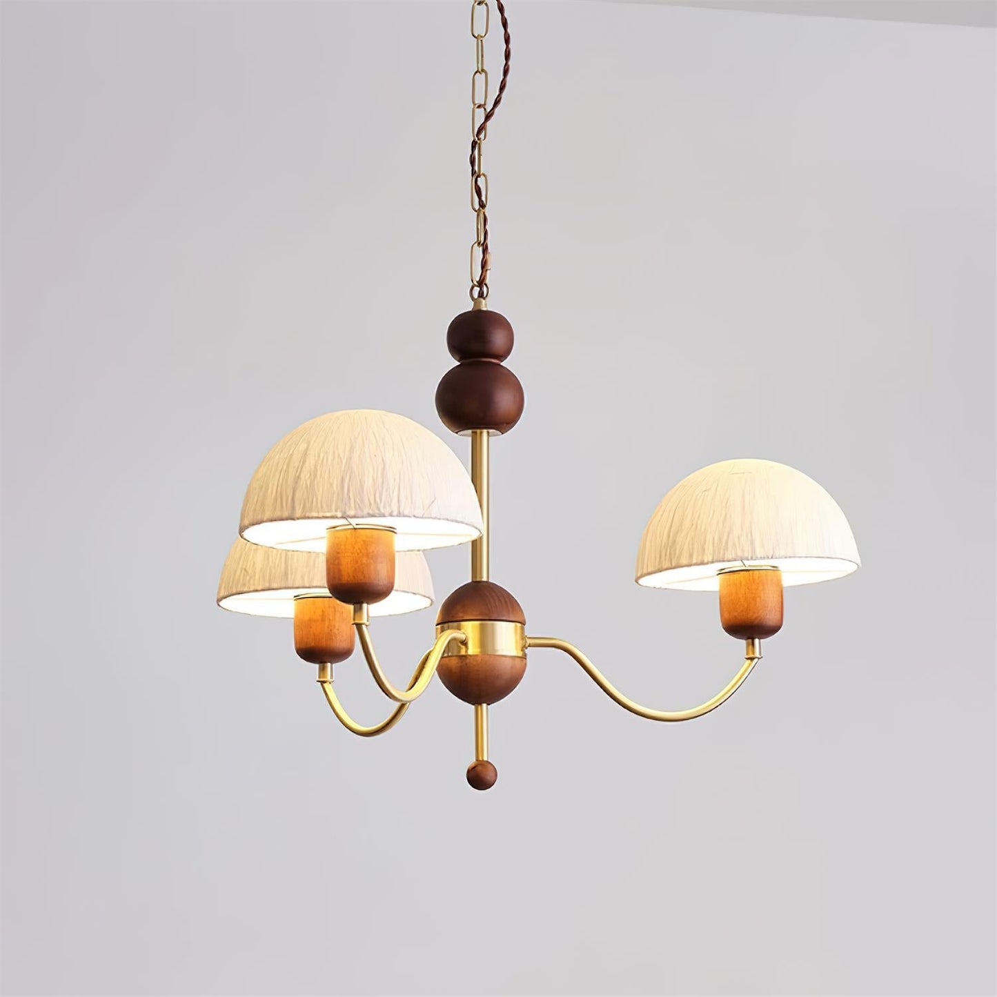 Manon Chandelier, perles en bois avec bras en métal incurvés et abat-jour doux