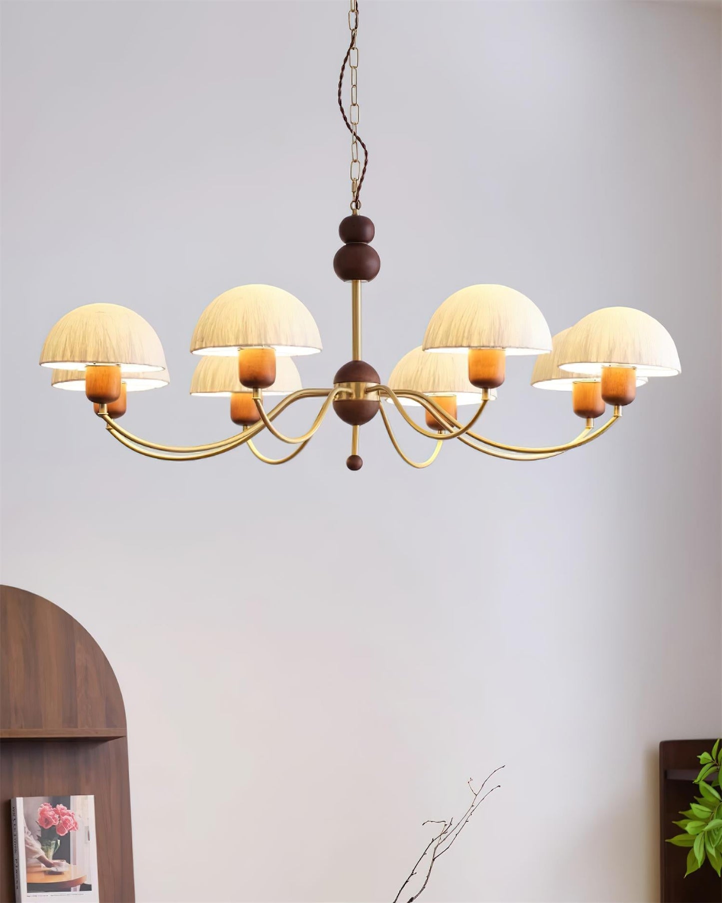 Manon Chandelier, perles en bois avec bras en métal incurvés et abat-jour doux