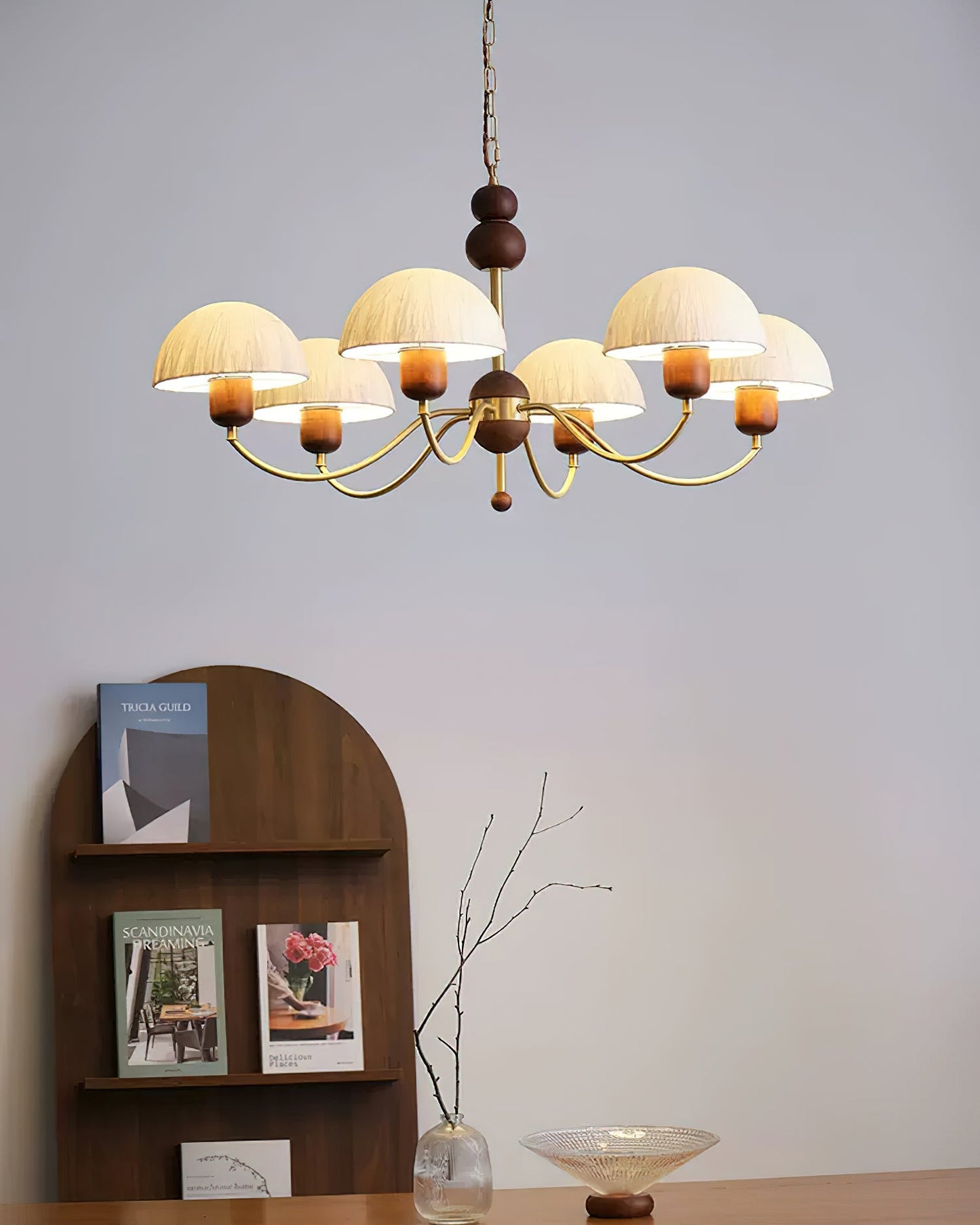 Manon Chandelier, perles en bois avec bras en métal incurvés et abat-jour doux