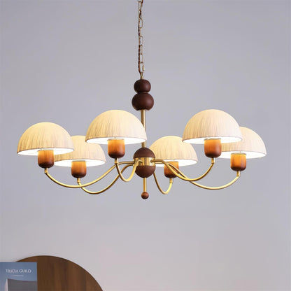 Manon Chandelier, perles en bois avec bras en métal incurvés et abat-jour doux