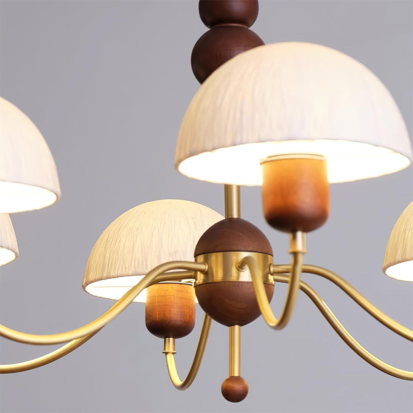 Manon Chandelier, perles en bois avec bras en métal incurvés et abat-jour doux
