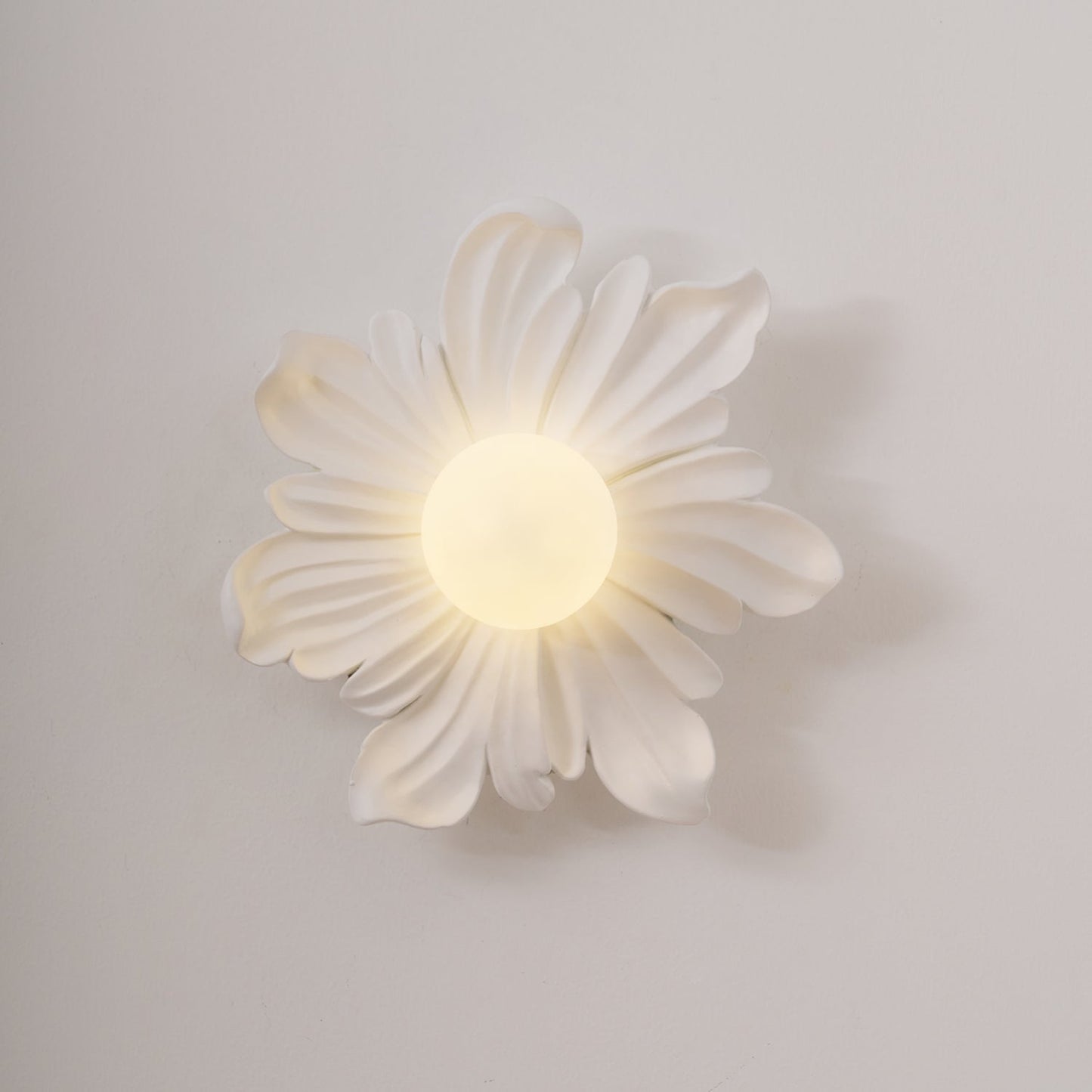 Applique murale en résine Camille avec motif floral et éclairage doux