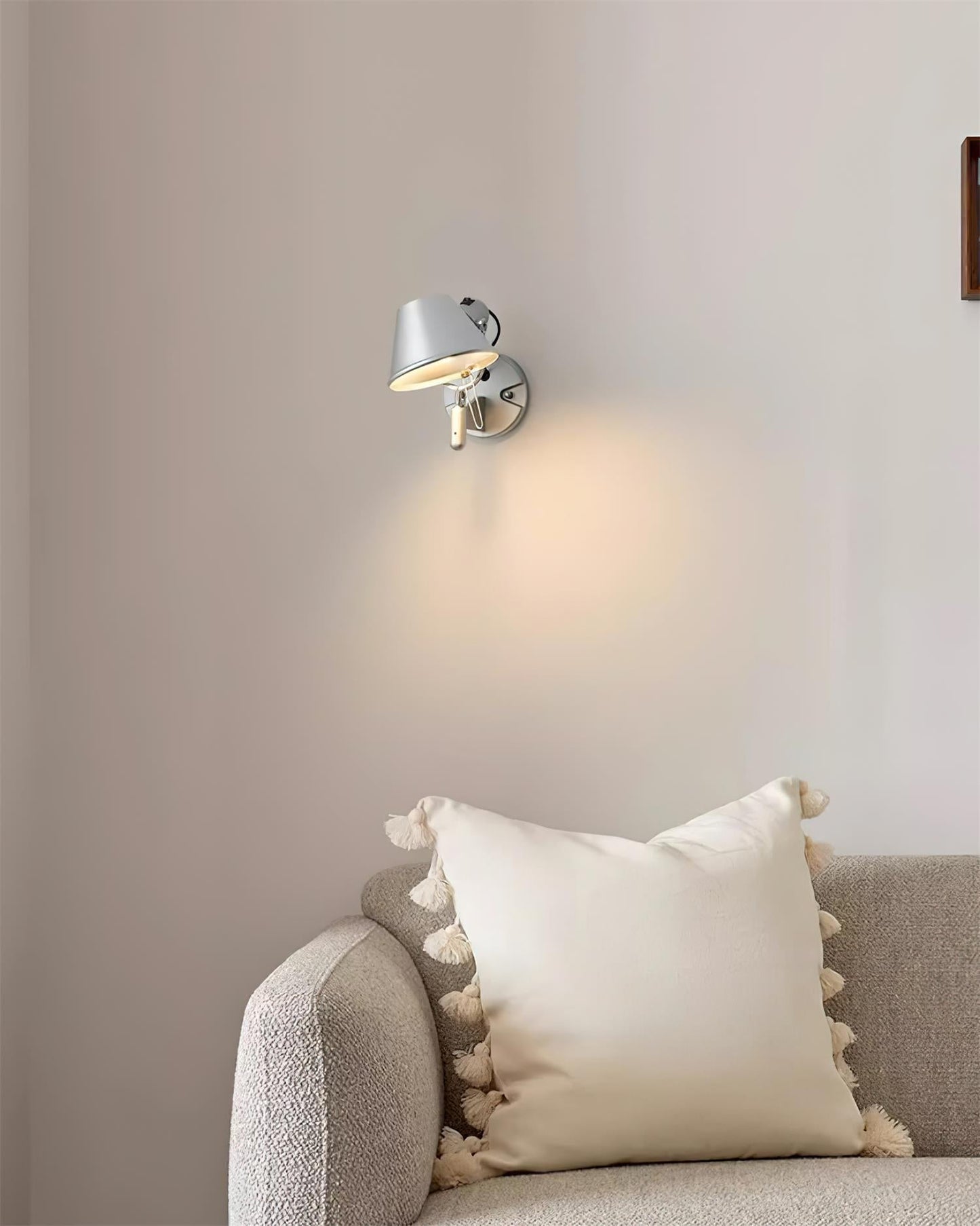 Auriane Adjustable Wall Lamp with Sleek Metal Design