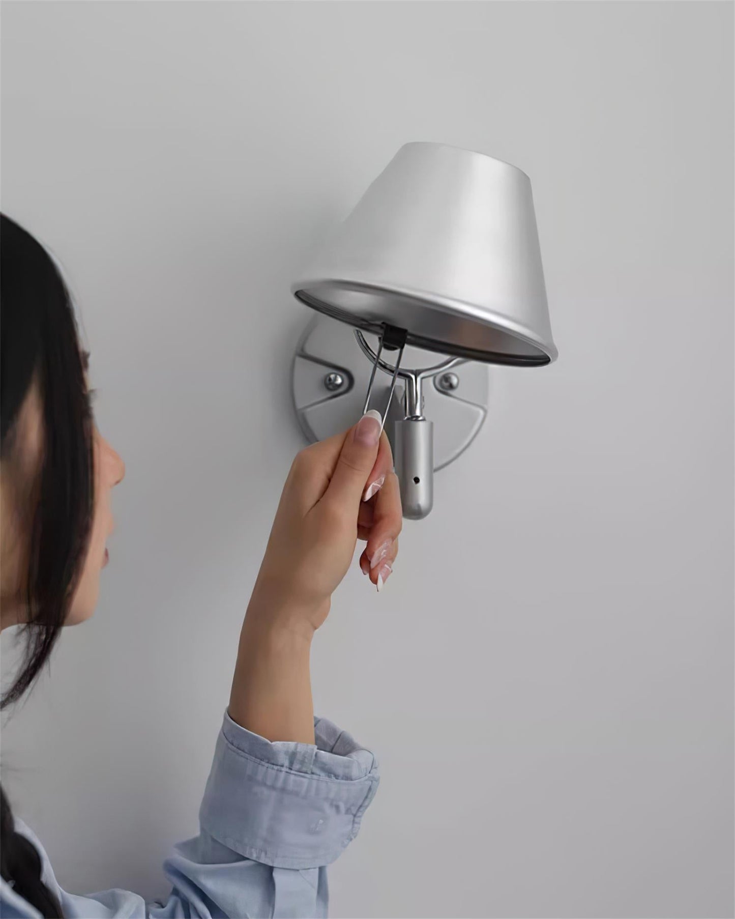 Auriane Adjustable Wall Lamp with Sleek Metal Design