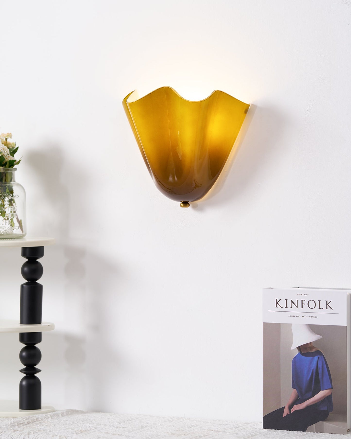 Applique murale en verre soufflé Violette avec silhouette de pétales